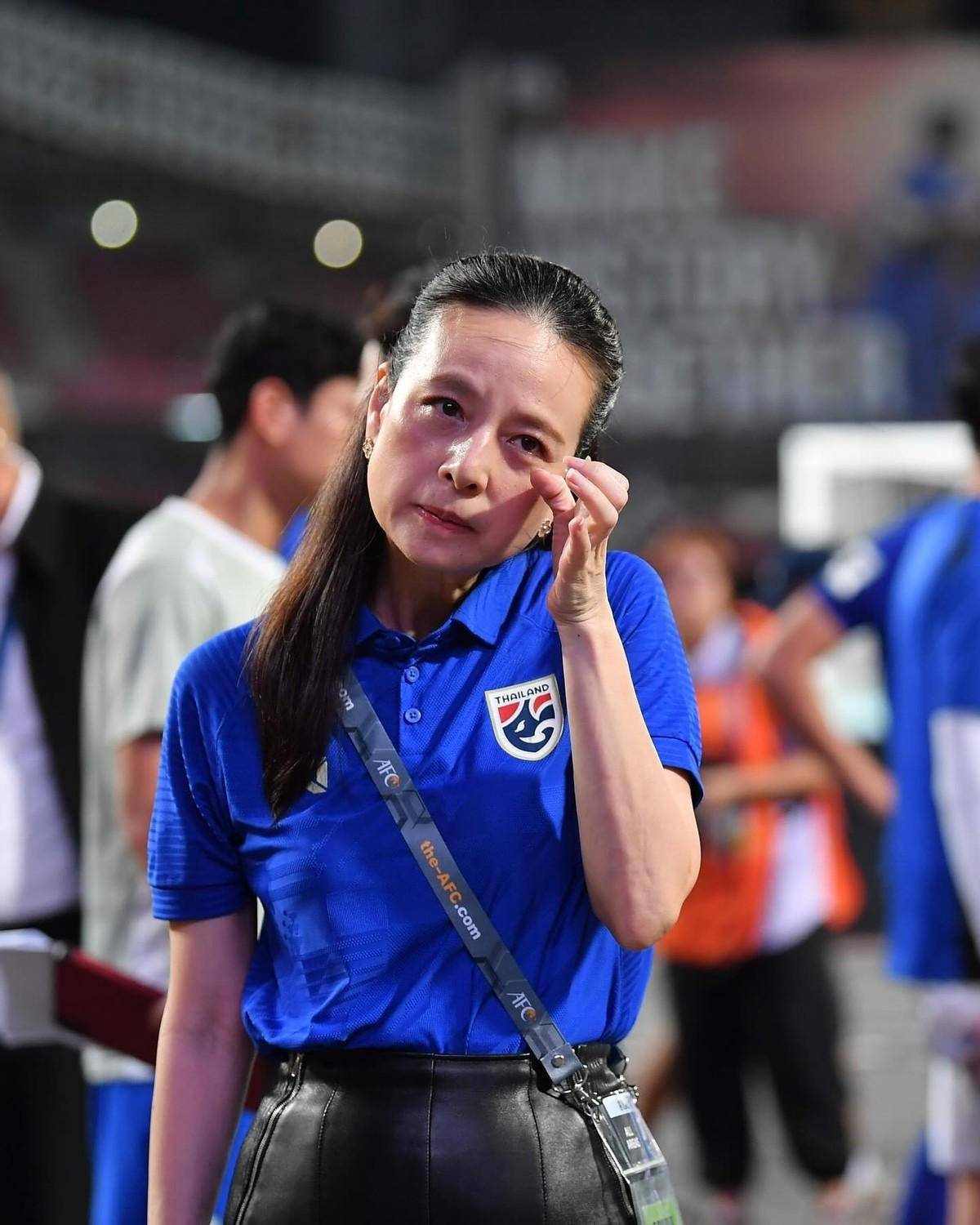 原创57岁泰国华裔富婆满是少女感皮裤勒出细腰lisa五五分身材输了