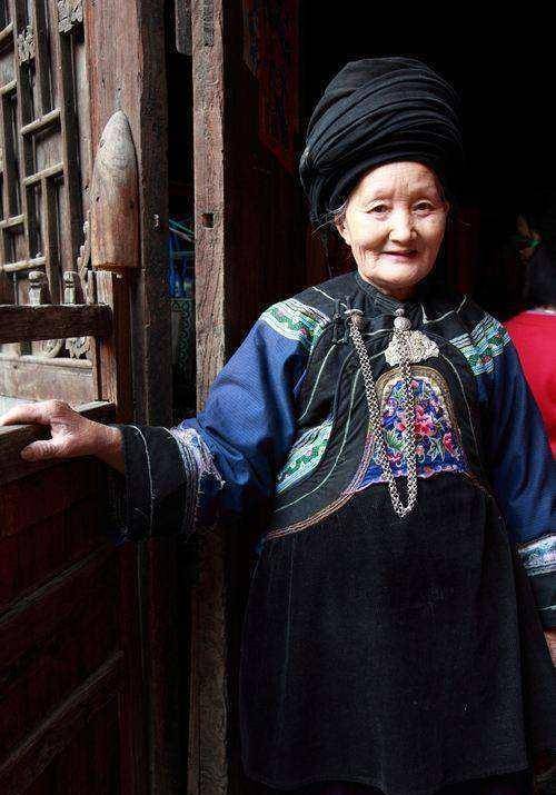 逃跑数月后,张平让杨炳莲带着孩子回娘家或张家坨.