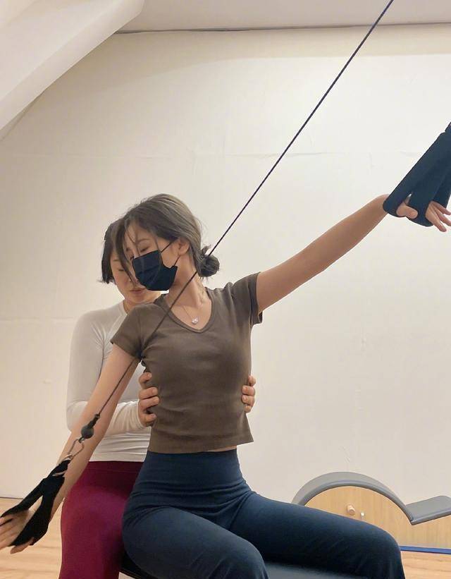 原创虞书欣晒练普拉提照面露难色肋骨突出与老师身材对比太优越