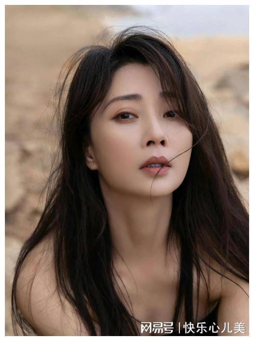 原创人间水蜜桃殷桃身材傲人前凸后翘已活成一个笑话