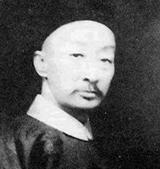 凭着出色的武术技能,张三甲直接夺得了乡试第一名,成为了武举人