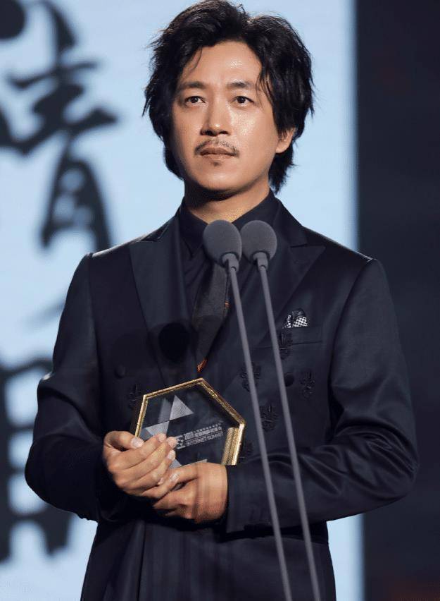 同于其他男士留胡子后就很油腻的形象,潘粤明完全就是"帅大叔"的代表