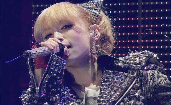 原创7岁赚钱养家,41岁未婚产子却不结婚,滨崎步的人生比电影还精彩_公