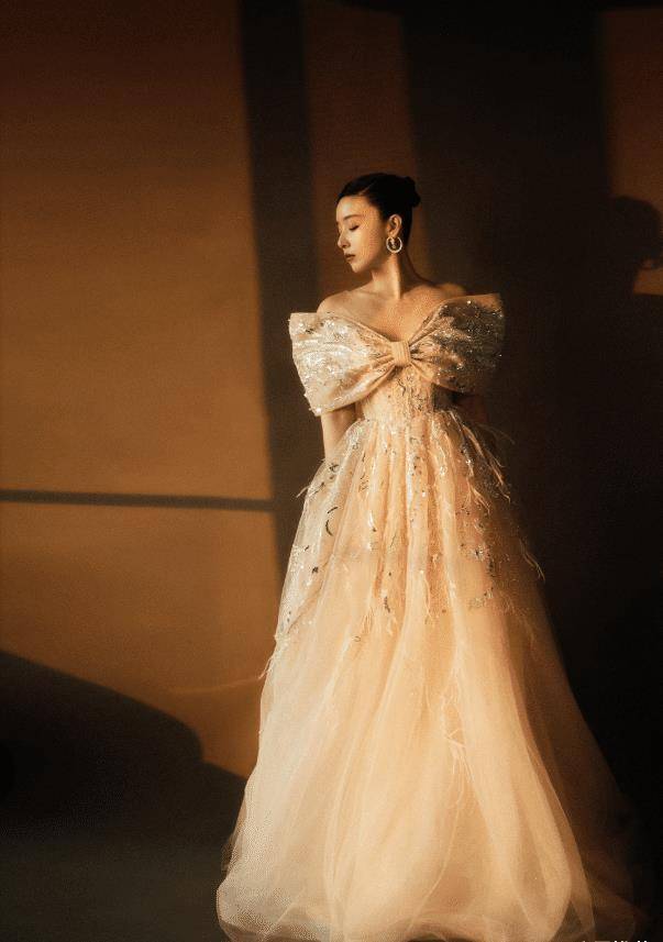 原创阚清子终于放开了这么短的裙子都敢穿配上骑士靴贼显腿长