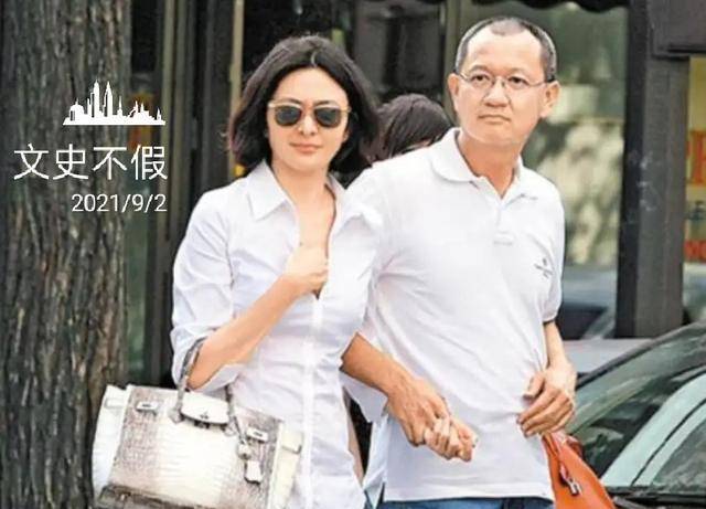 从来不缺乏追求者的关之琳,很快又和小她8岁的黄家诺拍拖,接着是小她