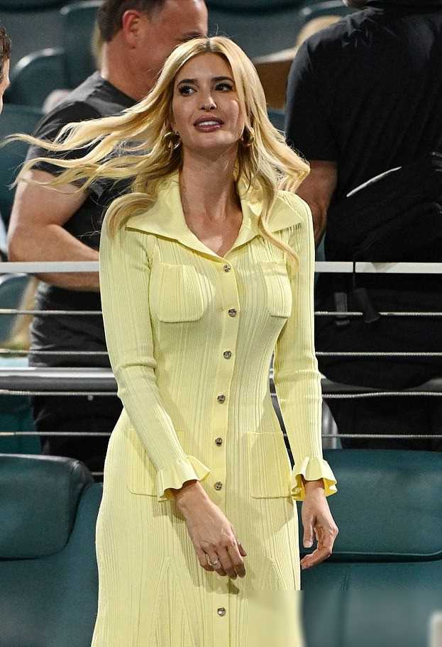 伊万卡潇洒登场鹅黄长裙妩媚少女手牵老公尽显小女人风采