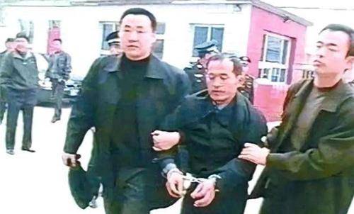 原创他入狱后未婚妻答应等他回来1年后却嫁他人为报复他连杀67人