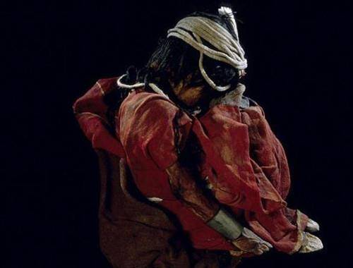 原创冰山发现500年前冻龄少女身裹华丽披肩静坐长发乌黑面容如生