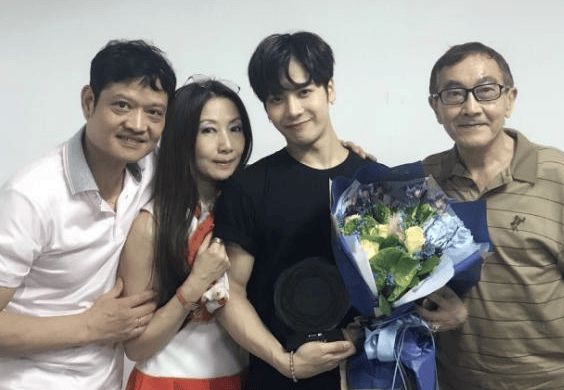 外网爆火被称内娱男菩萨30岁的王嘉尔到底有什么魅力