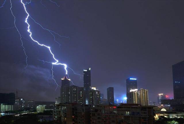 内被雷劈中3次,最终全身瘫痪而死,4年后坟墓再次被劈_福特_萨摩_闪电