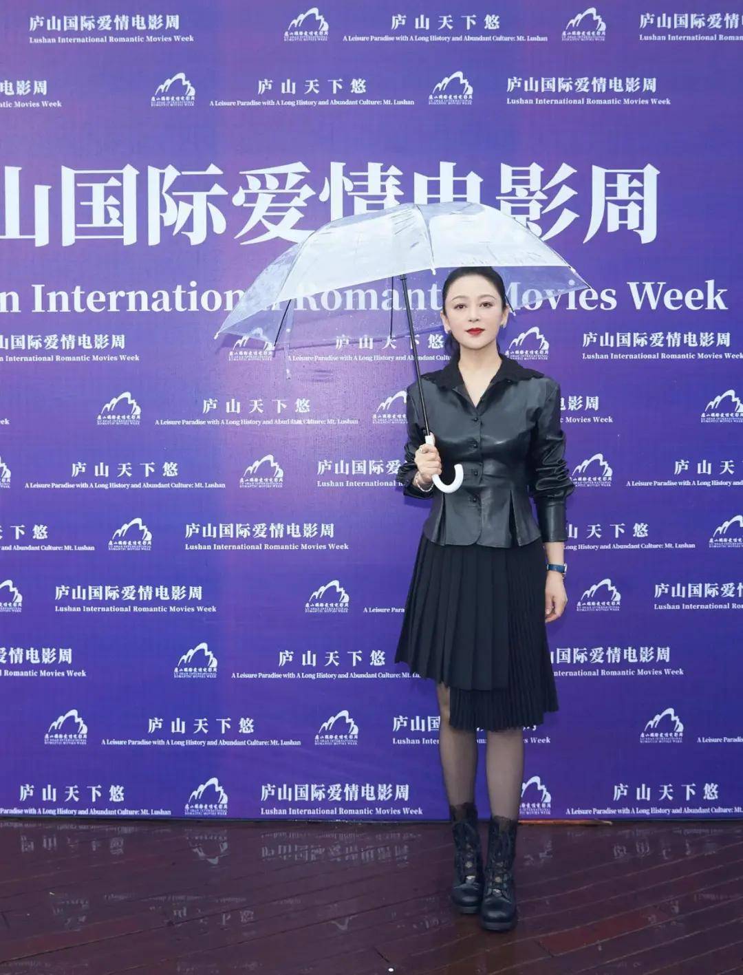 在一个雨天,陈红撑着雨伞出现在公众视野中,参加另一场活动.