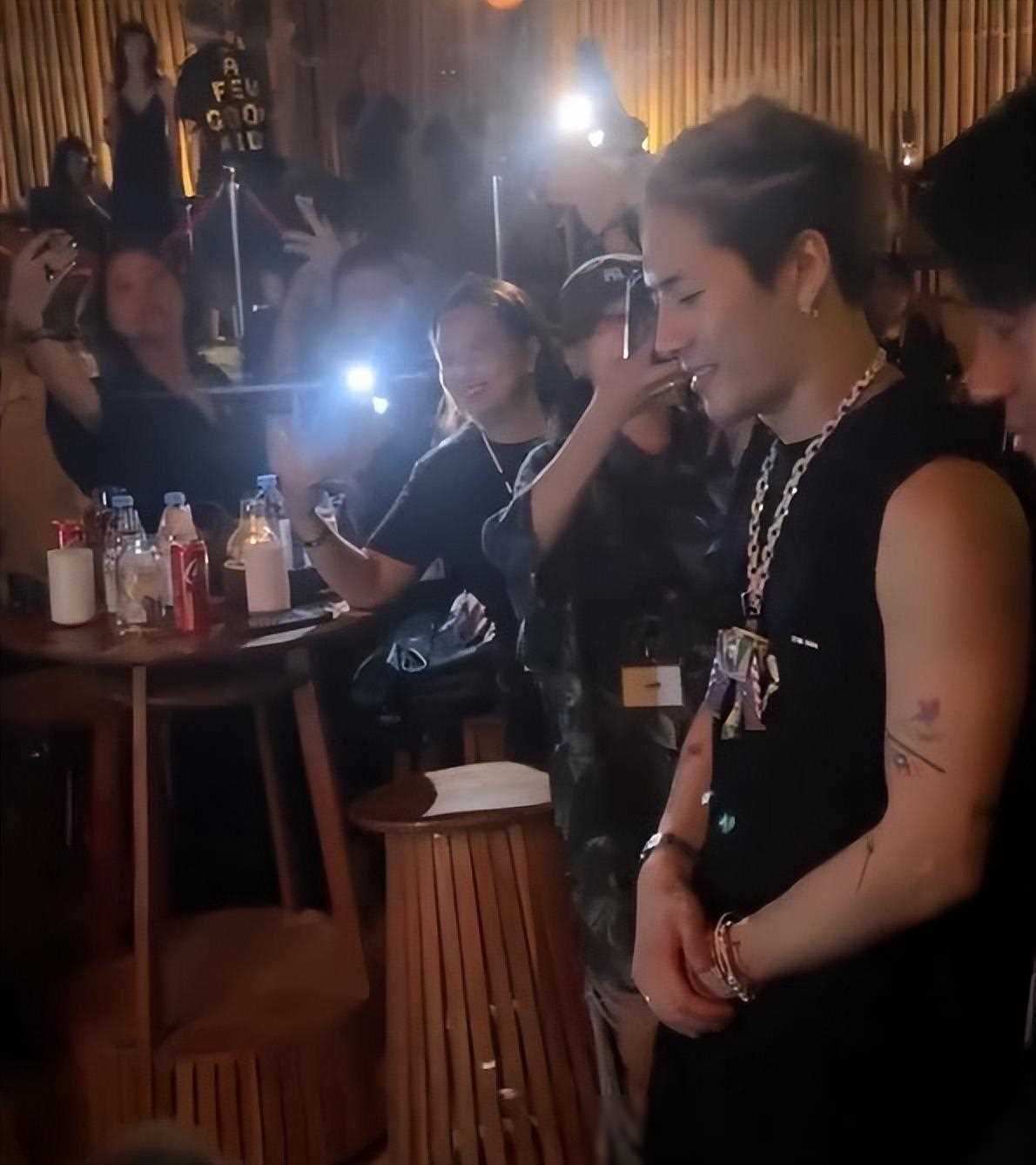 原创王嘉尔30岁生日派对普吉岛欢聚与亲友共舞烟火缤纷