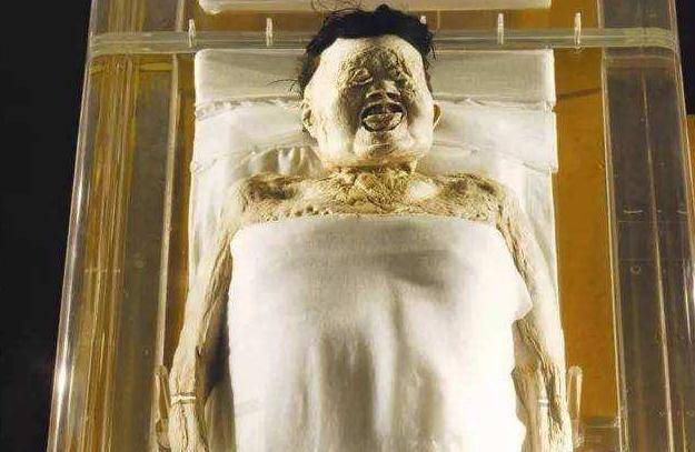 马王堆挖出的神奇文物,揭开盖子一瞬间就消失了,摄像师手快拍照