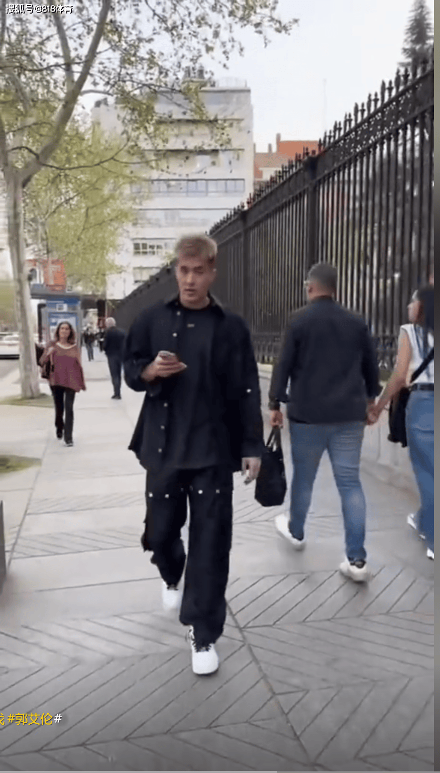 休闲郭艾伦一头金毛潮牌马德里逛街低头玩手机不敢看西班牙姑娘