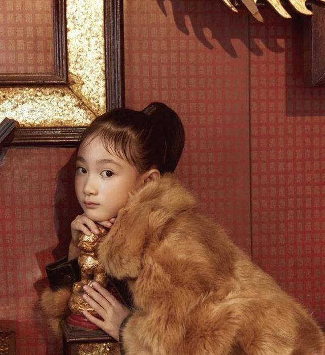 原创7岁奥莉登杂志封面梳高马尾气质冷艳亭亭玉立初具少女范儿