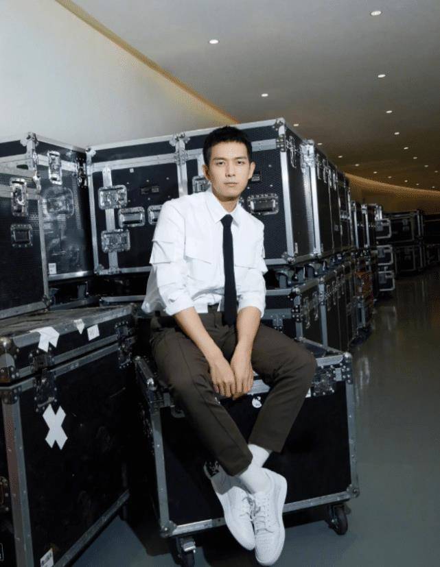 原创李现再现韩商言白衬衣配棕色长裤彰显优越身材比例