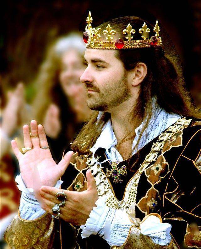 欧洲王室罕见现象,父亲忍受白发人送黑发人痛苦,继承儿子的王位_马丁