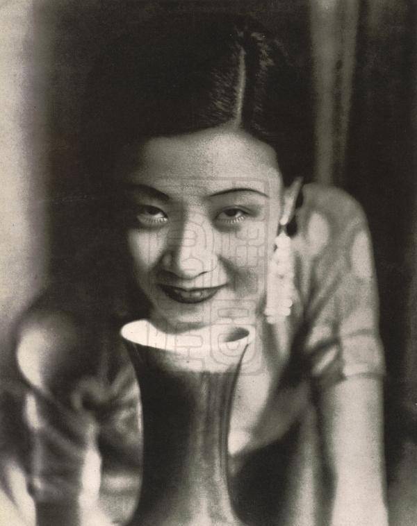 原创从佣人女儿开始错爱了一生25岁生日前一个月30万人为她送葬