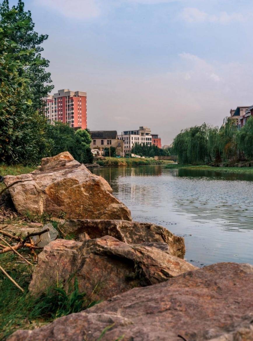 上海嘉定银翔湖公园湖光山色_湖面_人们_草坪