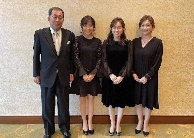 石川佳纯踩着黑色高跟鞋拍了一张四口之家的全家福石川佳纯也很漂亮