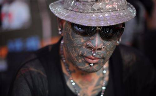 原创中国纹身第一人曾吓哭小女孩父母不愿相认他追求的是艺术吗