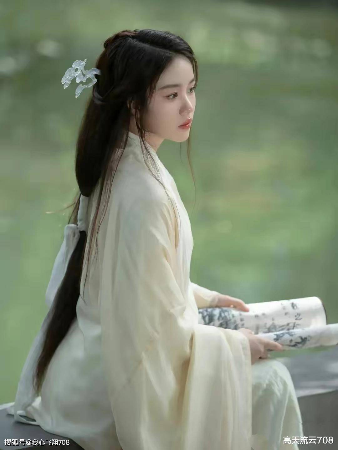 抛却红尘寄素颜.拾来纷扰两三句,轻摇夜色影翩翩.