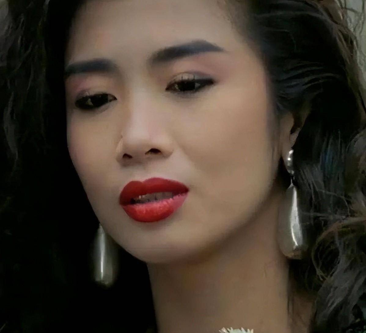 "三级艳后"曾拒绝成龙,如今61岁胖到220斤,依旧美到撩人心弦_吴佳丽