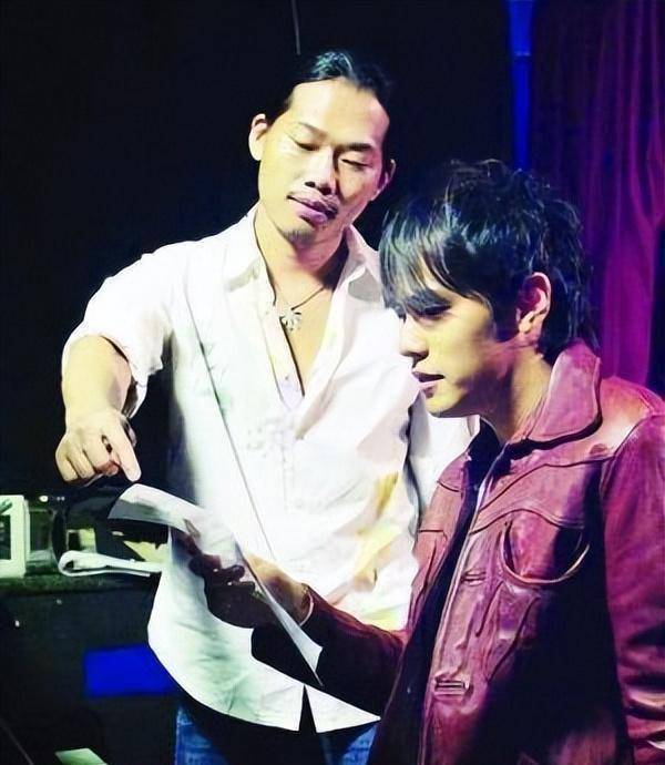 一首好的音乐作品可不是一个人扒拉扒拉吉他说写就能写的,周杰伦的