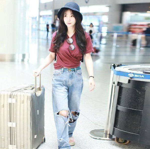 镜头中的柳岩身穿蓝色t恤搭配水洗色破洞牛仔裤,清新十足.