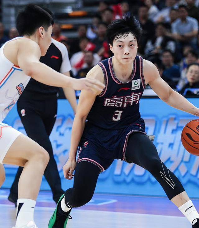 原创cba本土球员多面手张镇麟领衔胡明轩崭露头角多人跨位置作战
