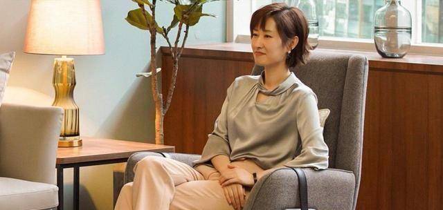 原创原创45岁刘敏涛真会穿衣衬衫阔腿裤旗袍搭卷发古典精致照穿美