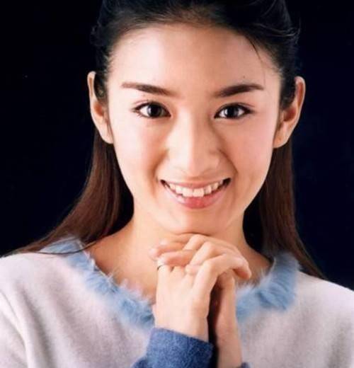 原创原创43岁黄奕撞脸王俊凯因原生家庭爱情不顺因两段婚姻断送了事业