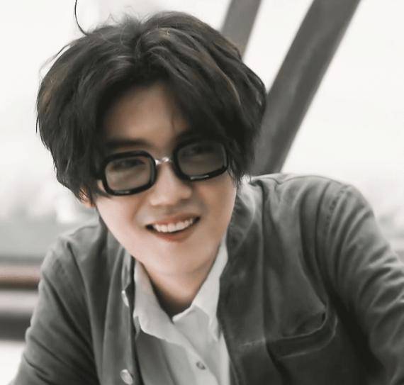 从照片中我们可以看到,鹿晗笑起来的时候,真的是没有一点美男的模样