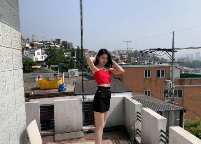 原创李熙凝太会穿了大胆挑战儿童背心秀出曼妙好身材