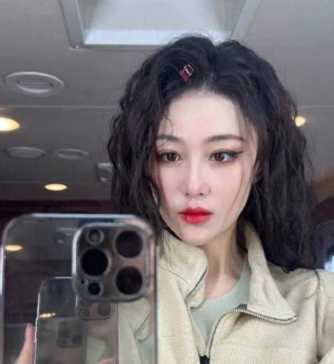 张馨予回广州庆生与老公何捷散步说笑被偶遇衣着宽松疑怀二胎