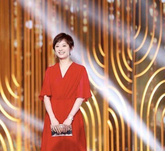 原创40岁的孙俪体态走样穿v领红裙脖颈明显前倾不像常年健身的人