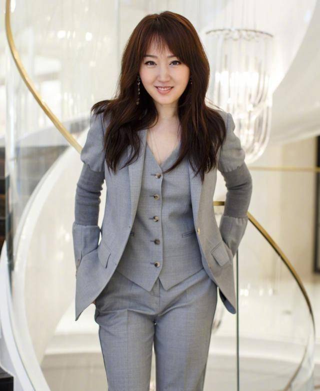 原创48岁杨钰莹羞涩挡脸蓝色西装知性又减龄158穿出175的既视感