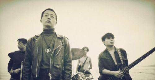 原创原创49岁窦唯近照曝光头发凌乱坐石阶网友我完全认不出来他了