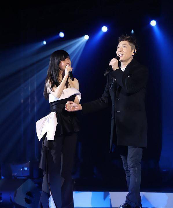 原创原创51岁周慧敏惊艳登台一袭抹胸长裙高贵优雅深情对唱娓娓动人