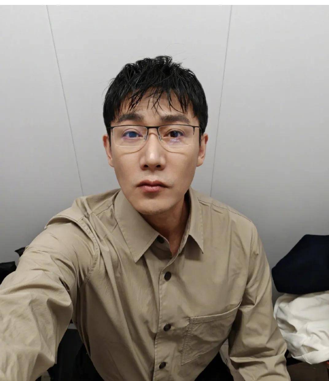 陆毅被三位美女环绕.两姊妹还穿着红色卫衣,给爱人演奏钢琴.