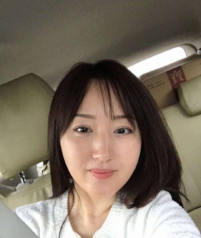 原创原创48岁杨钰莹尝试双马尾辫发一身清爽薄荷绿变身鬼马精灵系少女