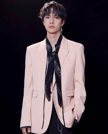 原创183cm肖战和180cm王一博同是西装搭配丝巾一个绅士一个霸道