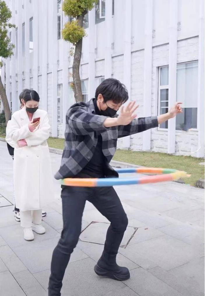 排队做核酸转呼啦圈,撞到路人面不改色还大笑_胡海泉_防疫_检测