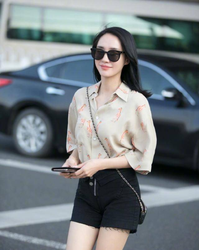 原创36岁王智穿长颈鹿印花衬衫黑色短裤诠释什么叫做年轻范穿搭