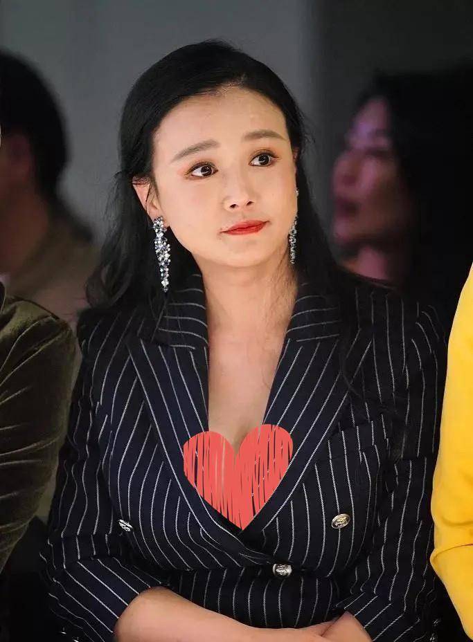 原创原创51岁伊能静状态太好一袭白裙像少女把小15岁冉莹颖都比下去了