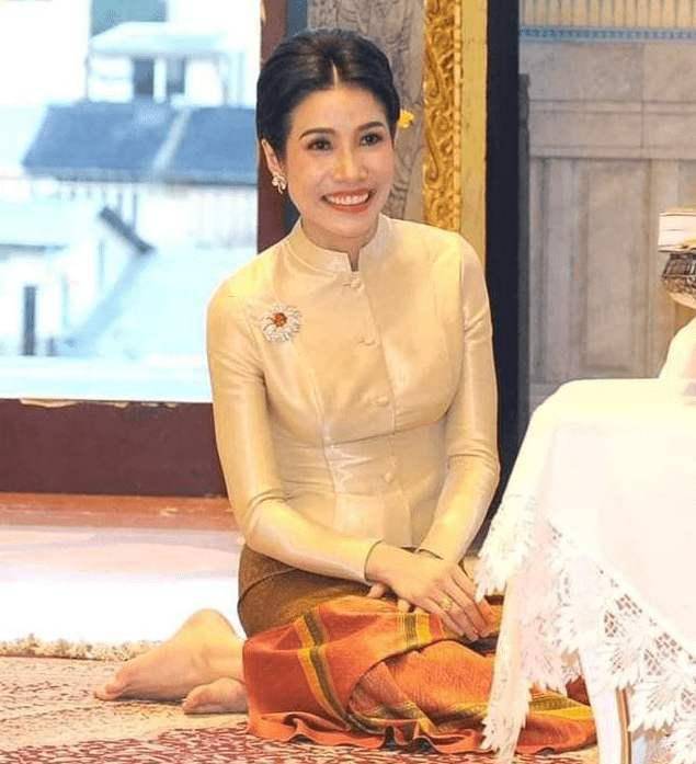 穿高跟鞋小跑为王后送蛋糕,泰王目光没离开_妮娜_泰服_时尚