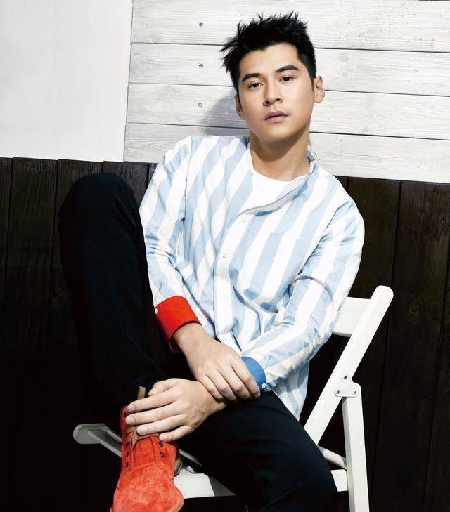 穿贴身背心会神秘男,两人相伴逛街显亲密_陈家乐_香港_购物