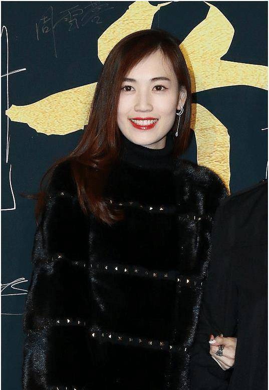 这些男星都有没逃过, 她是现代版"潘六姐"_董洁_马蓉_事情