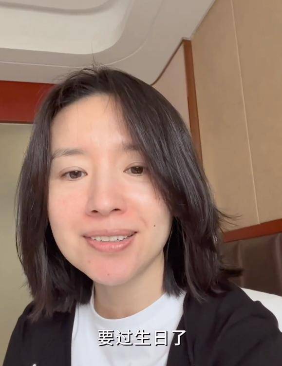 原创原创42岁董洁素颜庆生罕分享13岁儿子正脸顶顶五官清秀酷似潘粤明