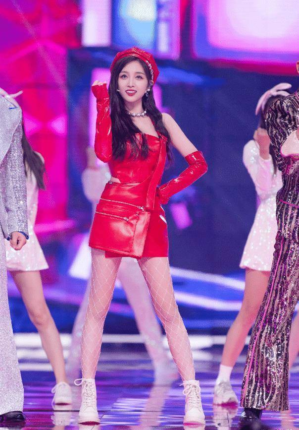 原创吴宣仪也对毒汁靴下手了看她秀出来的腿型怕是直男心头最爱